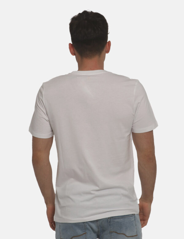 T-shirt Timberland Bianco - T-shirt in total bianco con stampa centrale logo brand nero. La vestibilità è morbida e regolare