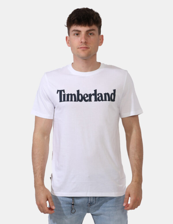 T-shirt Timberland Bianco - T-shirt in total bianco con stampa centrale logo brand nero. La vestibilità è morbida e regolare