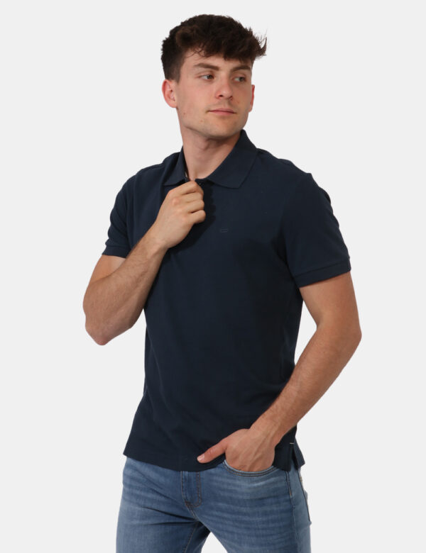 Polo Gas Blu - Polo classica in total blu navy. La vestibilità è morbida e pratica grazie a bottoni ad asola in tinta ad alt