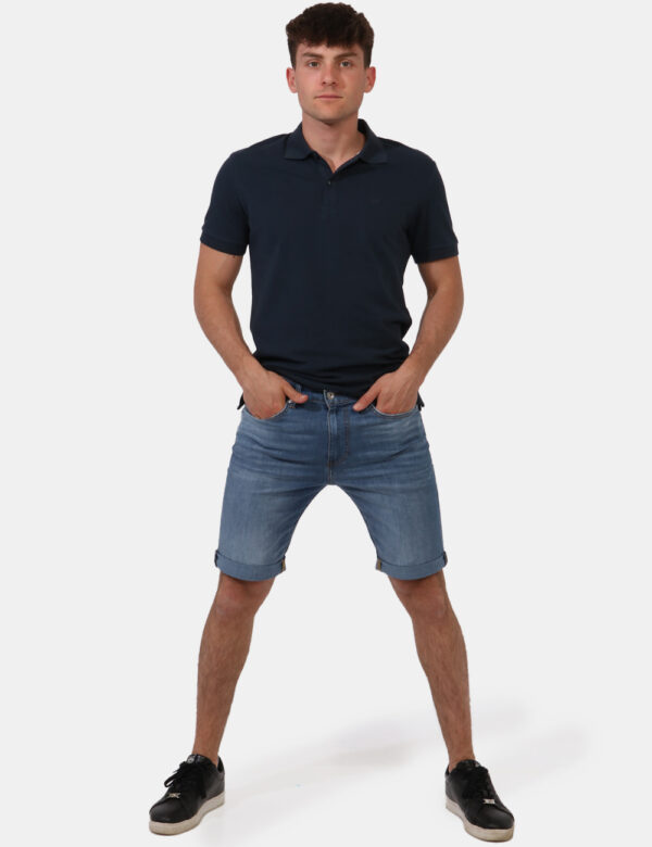 Bermuda Gas Jeans - Bermuda modello jeans, in total blu denim light con risvoltino. Presenti tasche sagomate sul fronte e ta
