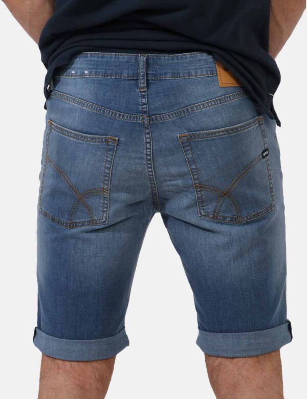 Bermuda Gas Jeans - Bermuda modello jeans, in total blu denim light con risvoltino. Presenti tasche sagomate sul fronte e ta