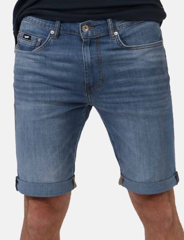 Bermuda Gas Jeans - Bermuda modello jeans, in total blu denim light con risvoltino. Presenti tasche sagomate sul fronte e ta