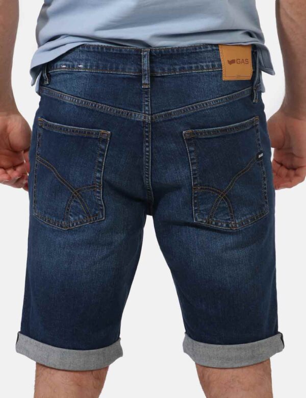 Bermuda Gas Jeans - Bermuda modello jeans, in total blu denim con risvoltino. Presenti tasche sagomate sul fronte e tasche a