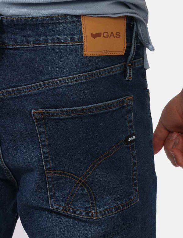 Bermuda Gas Jeans - Bermuda modello jeans, in total blu denim con risvoltino. Presenti tasche sagomate sul fronte e tasche a
