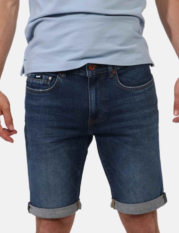 Bermuda Gas Jeans - Bermuda modello jeans, in total blu denim con risvoltino. Presenti tasche sagomate sul fronte e tasche a