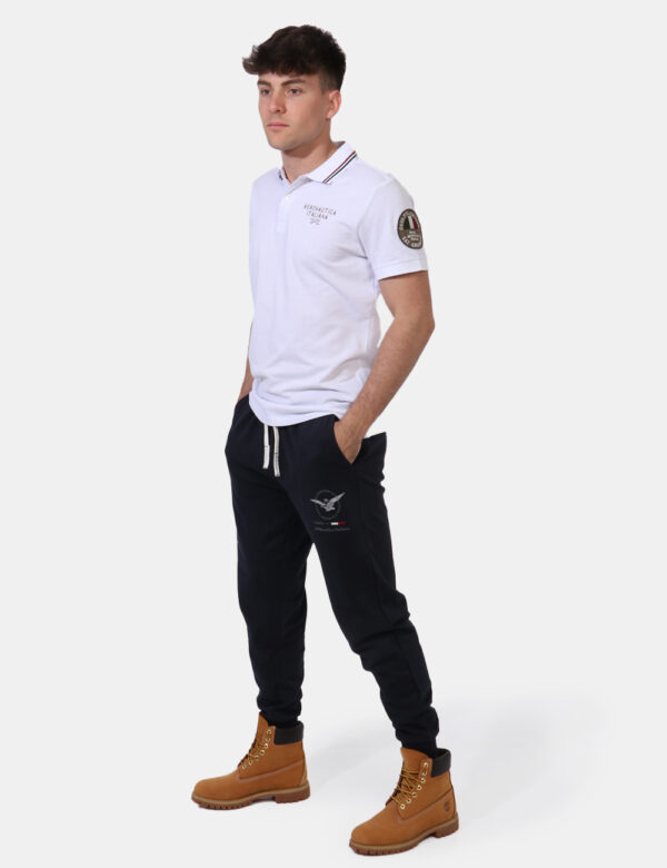 Pantaloni Aeronautica Italiana Blu - Pantaloni tuta in total blu navy con logo brand ricamato in tonalità originale. Present