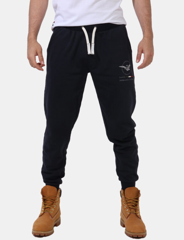 Pantaloni Aeronautica Italiana Blu - Pantaloni tuta in total blu navy con logo brand ricamato in tonalità originale. Present