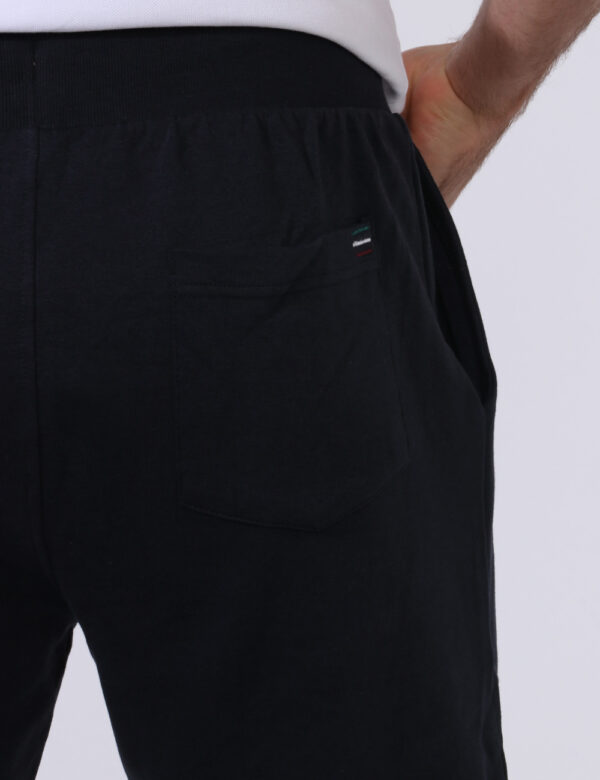 Pantaloni Aeronautica Italiana Blu - Pantaloni tuta in total blu navy con logo brand ricamato in tonalità originale. Present