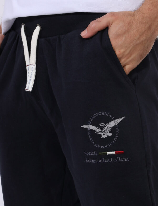 Pantaloni Aeronautica Italiana Blu - Pantaloni tuta in total blu navy con logo brand ricamato in tonalità originale. Present