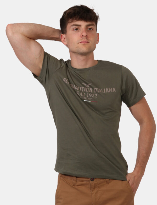 T-shirt Aeronautica Italiana Verde - T-shirt classica su base verde militare con stampa centrale logo brand in grigio. La ve