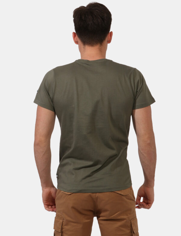 T-shirt Aeronautica Italiana Verde - T-shirt classica su base verde militare con stampa centrale logo brand in grigio. La ve