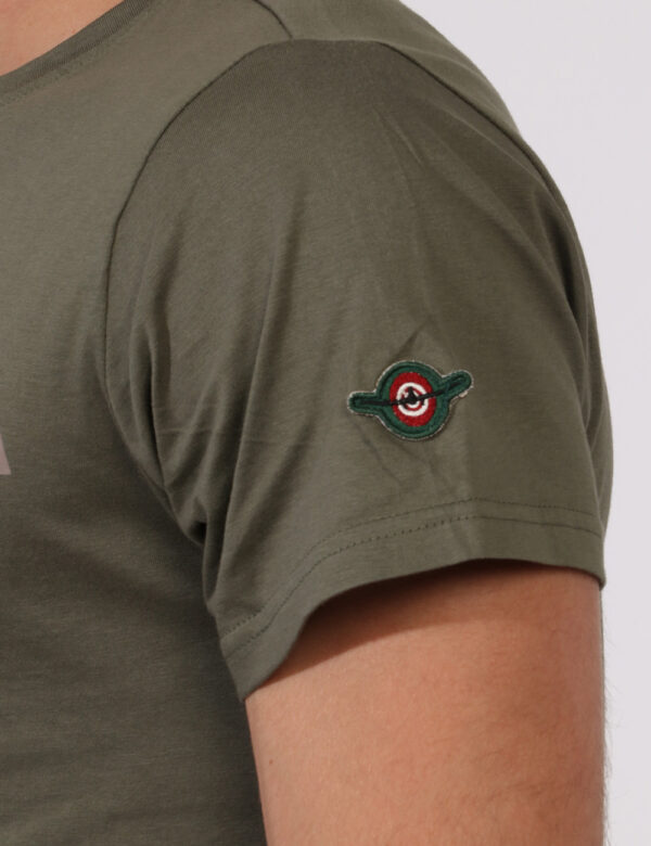 T-shirt Aeronautica Italiana Verde - T-shirt classica su base verde militare con stampa centrale logo brand in grigio. La ve
