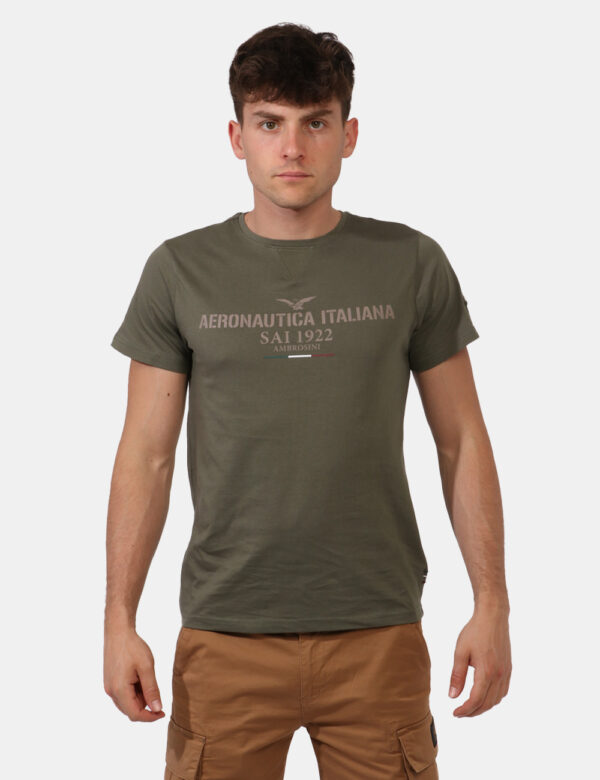 T-shirt Aeronautica Italiana Verde - T-shirt classica su base verde militare con stampa centrale logo brand in grigio. La ve