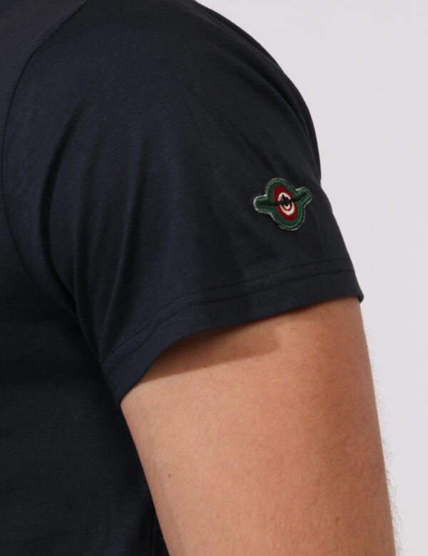 T-shirt Aeronautica Italiana Blu - T-shirt classica su base blu navy con stampa centrale logo brand in grigio. La vestibilit