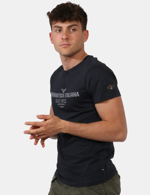 T-shirt Aeronautica Italiana Blu - T-shirt classica su base blu navy con stampa centrale logo brand in grigio. La vestibilit