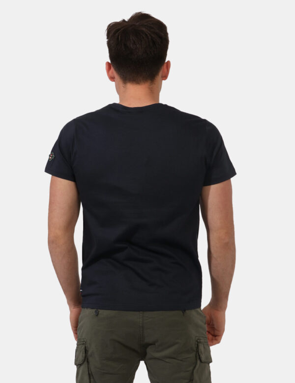 T-shirt Aeronautica Italiana Blu - T-shirt classica su base blu navy con stampa centrale logo brand in grigio. La vestibilit