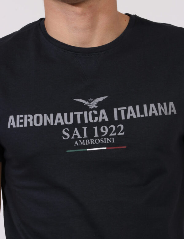 T-shirt Aeronautica Italiana Blu - T-shirt classica su base blu navy con stampa centrale logo brand in grigio. La vestibilit