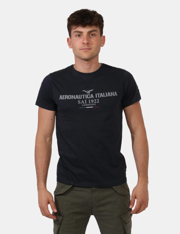 T-shirt Aeronautica Italiana Blu - T-shirt classica su base blu navy con stampa centrale logo brand in grigio. La vestibilit