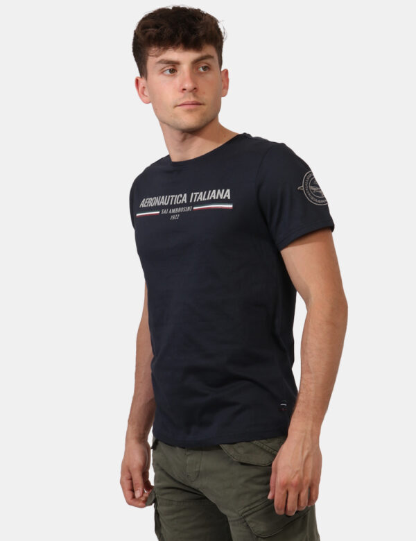 T-shirt Aeronautica Italiana Blu - T-shirt classica su base blu navy con stampa centrale logo brand in tinta coordinata. Pre
