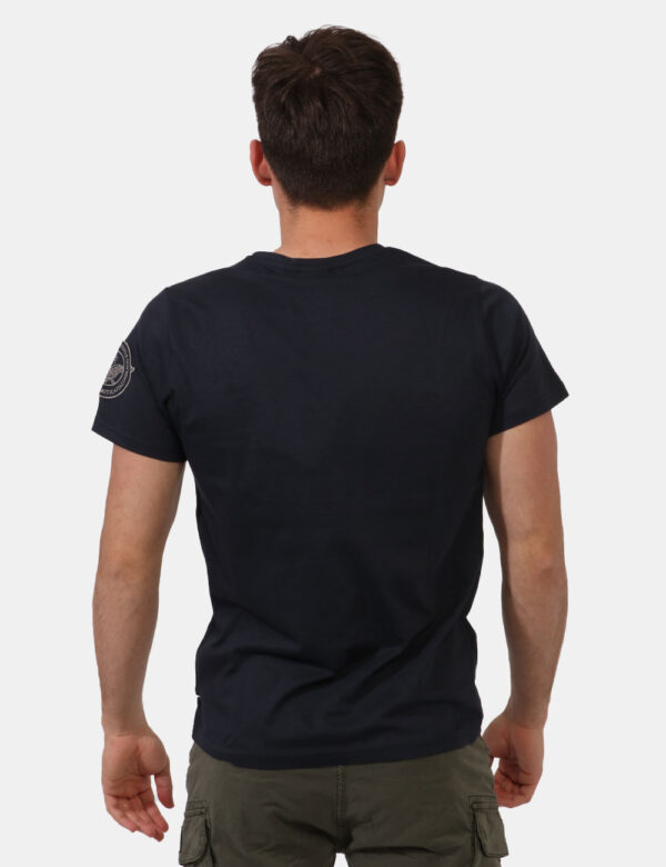 T-shirt Aeronautica Italiana Blu - T-shirt classica su base blu navy con stampa centrale logo brand in tinta coordinata. Pre