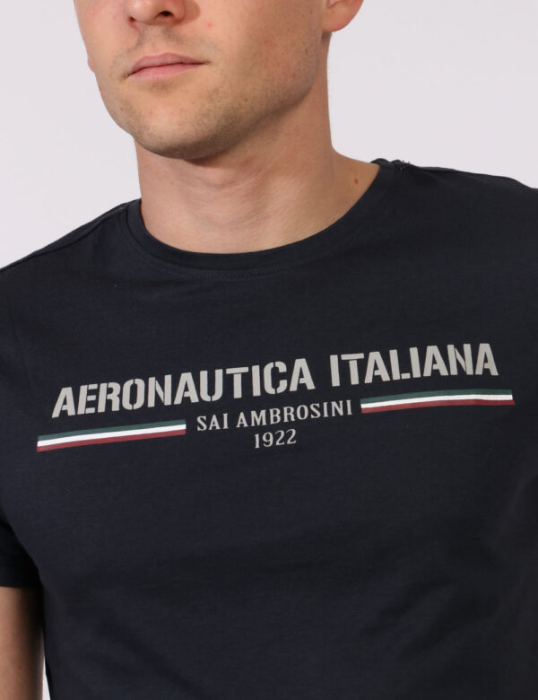 T-shirt Aeronautica Italiana Blu - T-shirt classica su base blu navy con stampa centrale logo brand in tinta coordinata. Pre