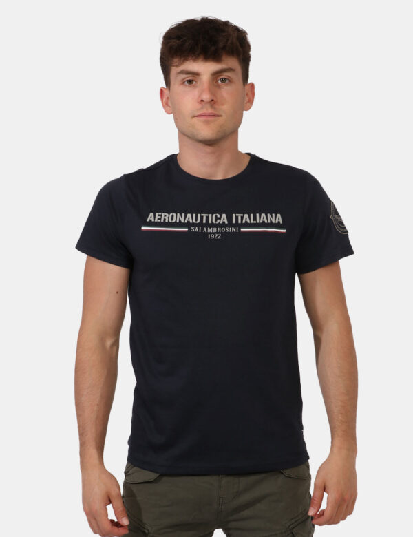 T-shirt Aeronautica Italiana Blu - T-shirt classica su base blu navy con stampa centrale logo brand in tinta coordinata. Pre