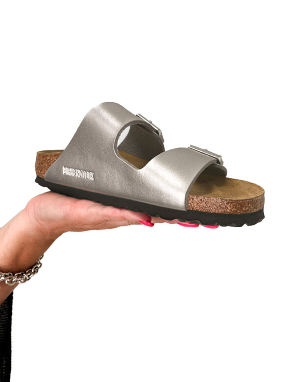 Sandali Birkenstock Argento - Sandali Arizona con doppio cinturino regolabile in tinta marrone dark. La calzata è confortevo