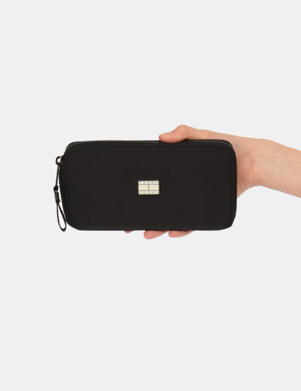 Portafogli Tommy Hilfiger Nero - Portafogli di medie dimensioni in total nero. Presente unico scompartimento con chiusura a