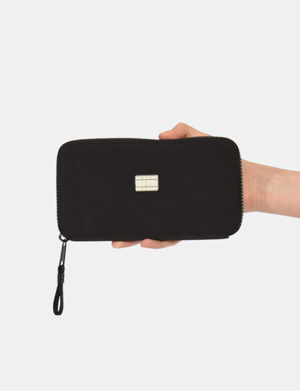 Portafogli Tommy Hilfiger Nero - Portafogli di medie dimensioni in total nero. Presente unico scompartimento con chiusura a