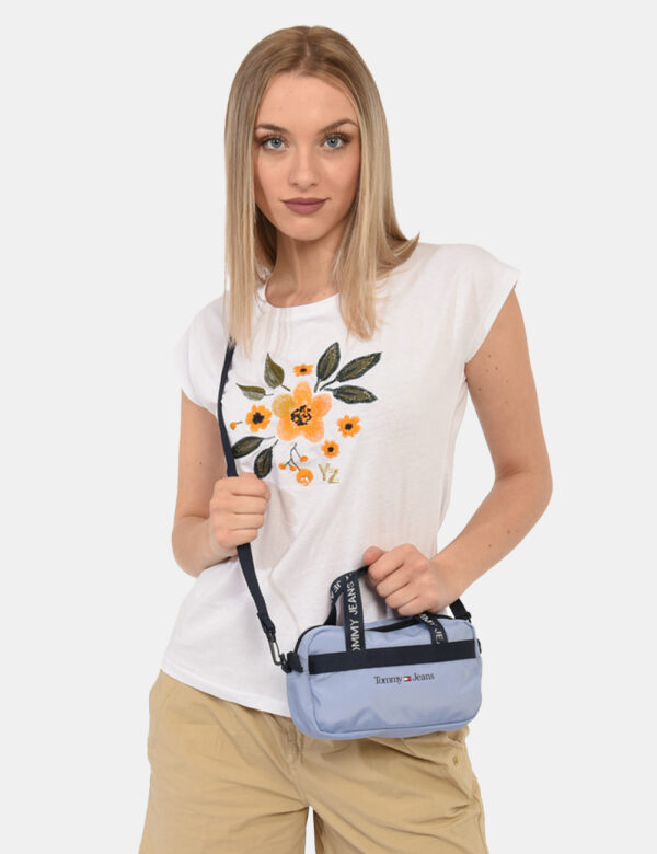 Borsa Tommy Hilfiger Azzurro - Borsa a tracolla di piccole dimensioni in tessuto azzurro con dettagli blu navy. Presente uni