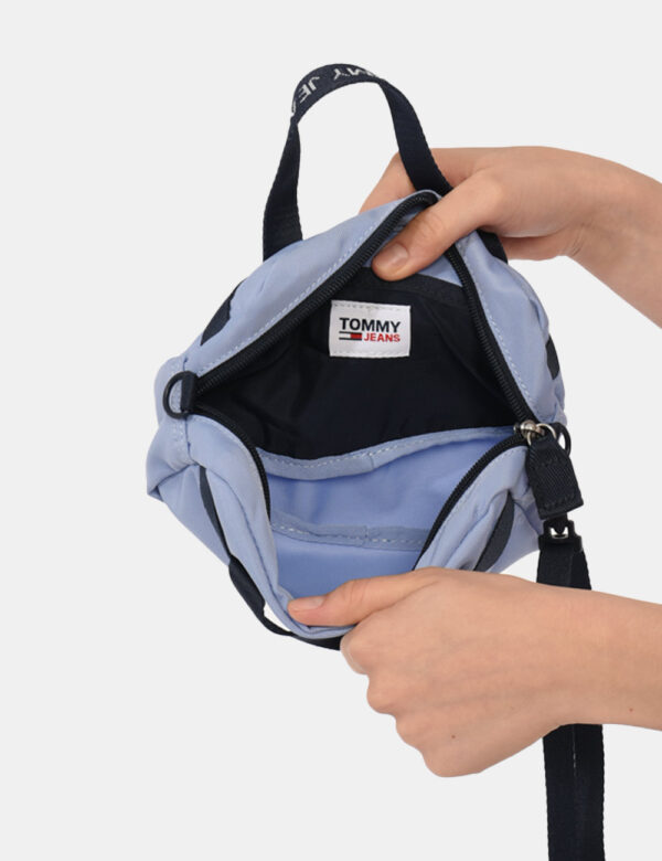 Borsa Tommy Hilfiger Azzurro - Borsa a tracolla di piccole dimensioni in tessuto azzurro con dettagli blu navy. Presente uni