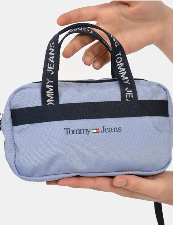 Borsa Tommy Hilfiger Azzurro - Borsa a tracolla di piccole dimensioni in tessuto azzurro con dettagli blu navy. Presente uni