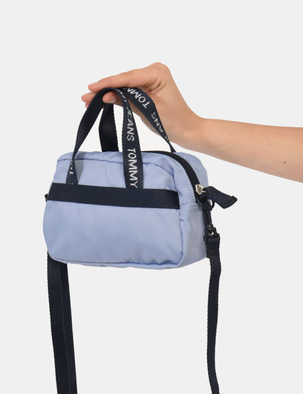 Borsa Tommy Hilfiger Azzurro - Borsa a tracolla di piccole dimensioni in tessuto azzurro con dettagli blu navy. Presente uni