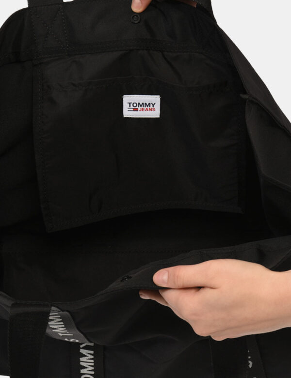 Borsa Tommy Hilfiger Nero - Borsa a spalla in tessuto nero. L'interno si presenta capiente con taschina e chiusura a bottone