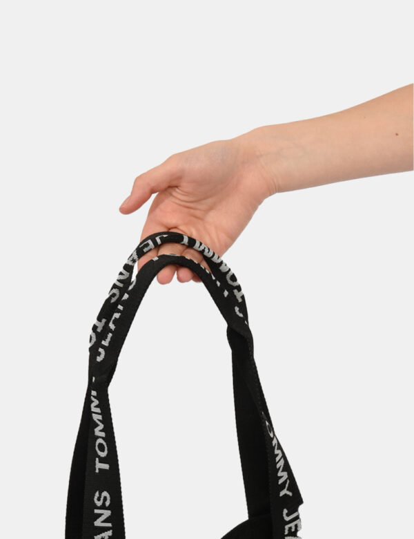 Borsa Tommy Hilfiger Nero - Borsa a spalla in tessuto nero. L'interno si presenta capiente con taschina e chiusura a bottone