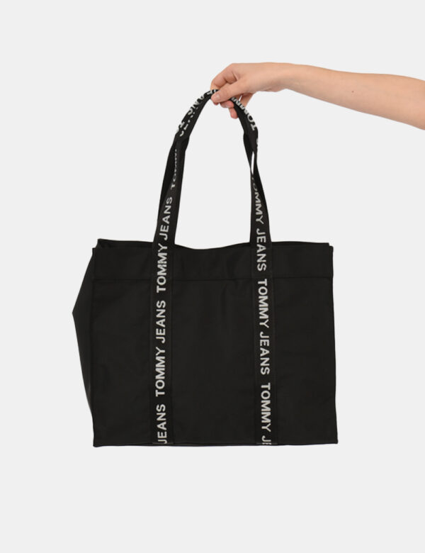 Borsa Tommy Hilfiger Nero - Borsa a spalla in tessuto nero. L'interno si presenta capiente con taschina e chiusura a bottone