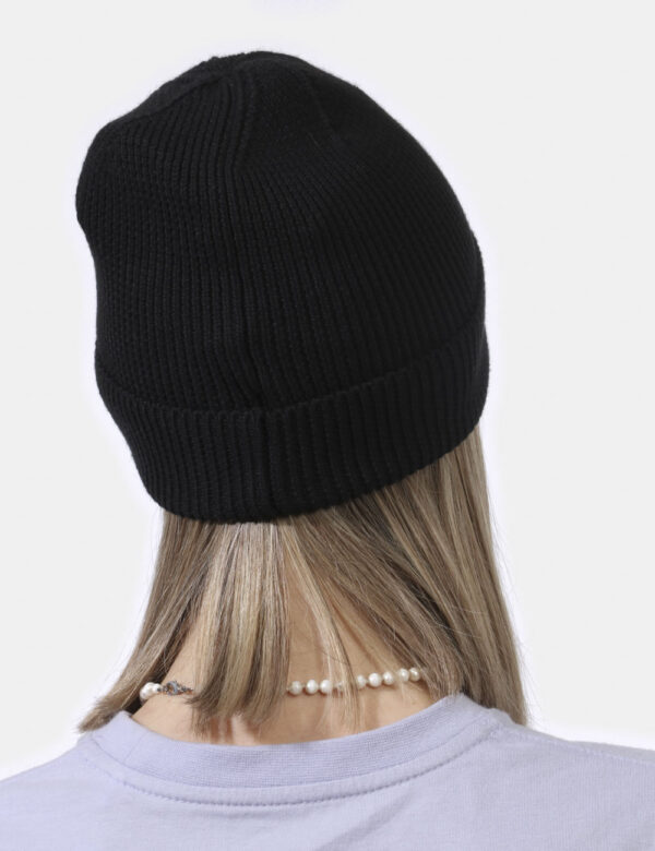 Cappello Tommy Hilfiger nero - COMPOSIZIONE E VESTIBILITÀ:50% acrilico 50% cotoneCONSIGLI DI STILE:Cappello modello berretto