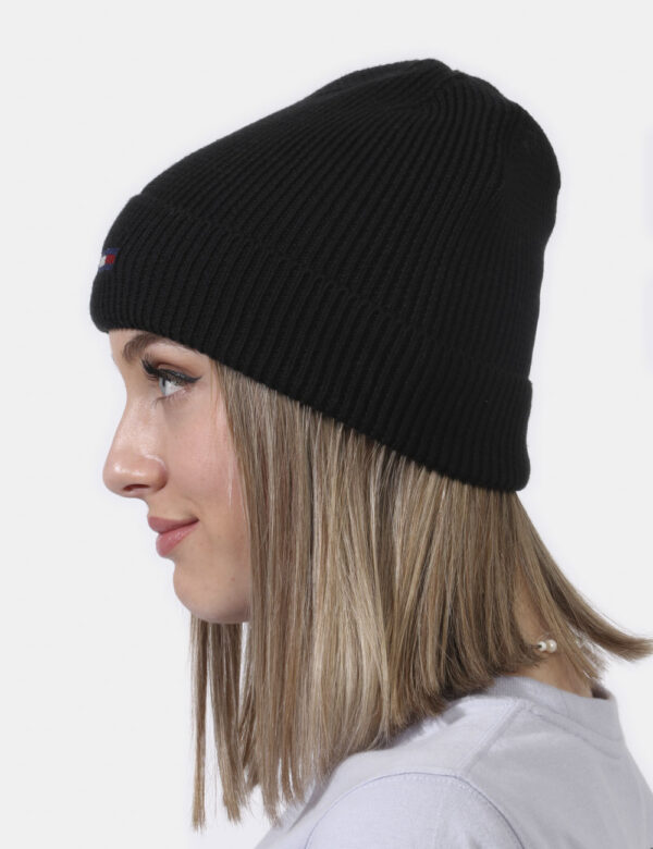 Cappello Tommy Hilfiger nero - COMPOSIZIONE E VESTIBILITÀ:50% acrilico 50% cotoneCONSIGLI DI STILE:Cappello modello berretto