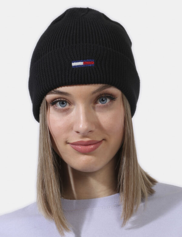 Cappello Tommy Hilfiger nero - COMPOSIZIONE E VESTIBILITÀ:50% acrilico 50% cotoneCONSIGLI DI STILE:Cappello modello berretto