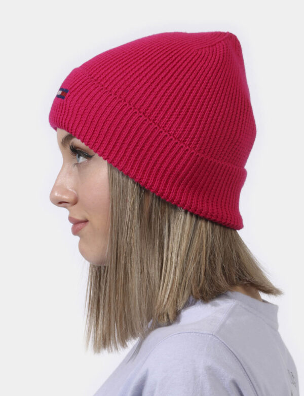 Cappello Tommy Hilfiger fucsia - COMPOSIZIONE E VESTIBILITÀ:50% acrilico 50% cotoneCONSIGLI DI STILE:Cappello modello berret