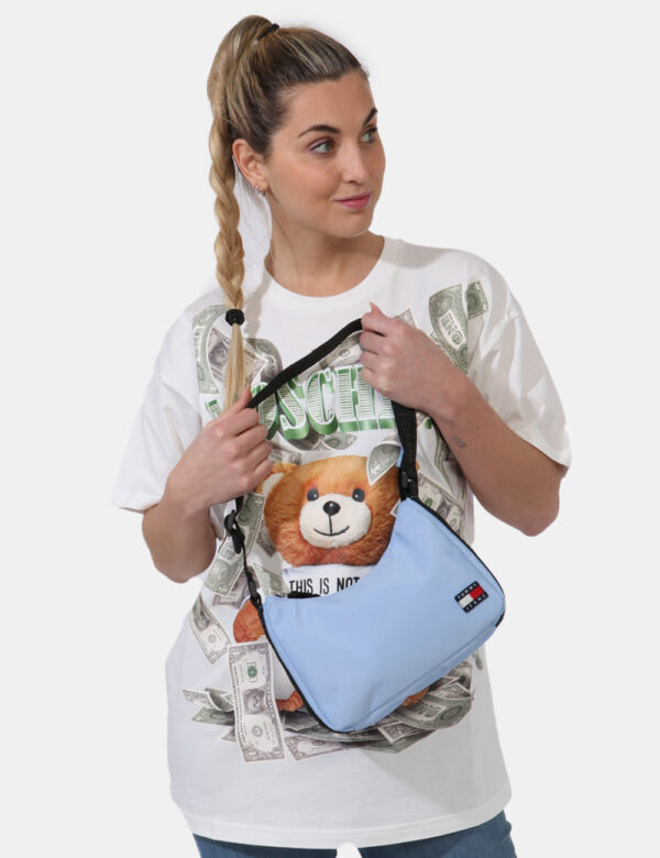 Borsa Tommy Hilfiger Azzurro - Borsa a tracolla di piccole dimensioni in tessuto ed in total azzurro. La bag si compone di u