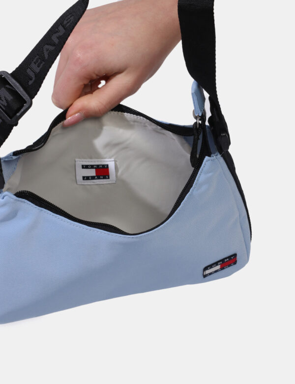 Borsa Tommy Hilfiger Azzurro - Borsa a tracolla di piccole dimensioni in tessuto ed in total azzurro. La bag si compone di u