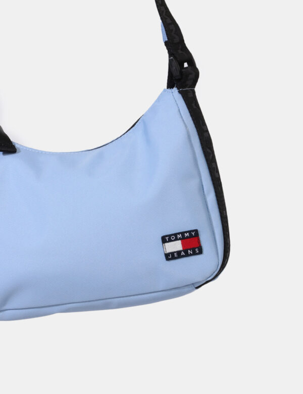 Borsa Tommy Hilfiger Azzurro - Borsa a tracolla di piccole dimensioni in tessuto ed in total azzurro. La bag si compone di u