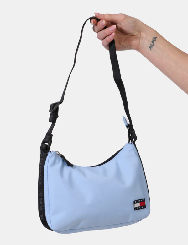 Borsa Tommy Hilfiger Azzurro - Borsa a tracolla di piccole dimensioni in tessuto ed in total azzurro. La bag si compone di u