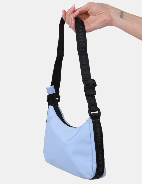 Borsa Tommy Hilfiger Azzurro - Borsa a tracolla di piccole dimensioni in tessuto ed in total azzurro. La bag si compone di u