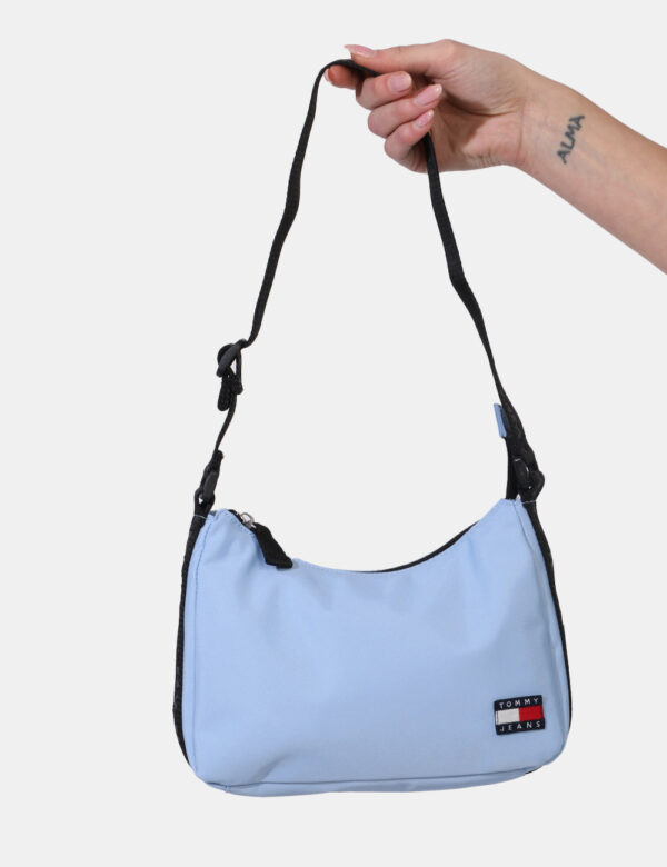Borsa Tommy Hilfiger Azzurro - Borsa a tracolla di piccole dimensioni in tessuto ed in total azzurro. La bag si compone di u