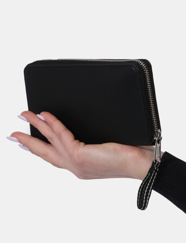 Portafogli Tommy Hilfiger Nero - Portafoglio di medie dimensioni in total nero. Presente unico scompartimento con chiusura a