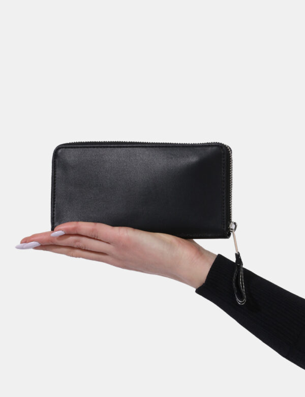 Portafogli Tommy Hilfiger Nero - Portafoglio di medie dimensioni in total nero. Presente unico scompartimento con chiusura a