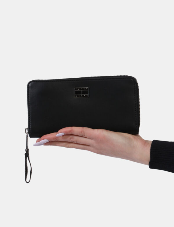 Portafogli Tommy Hilfiger Nero - Portafoglio di medie dimensioni in total nero. Presente unico scompartimento con chiusura a