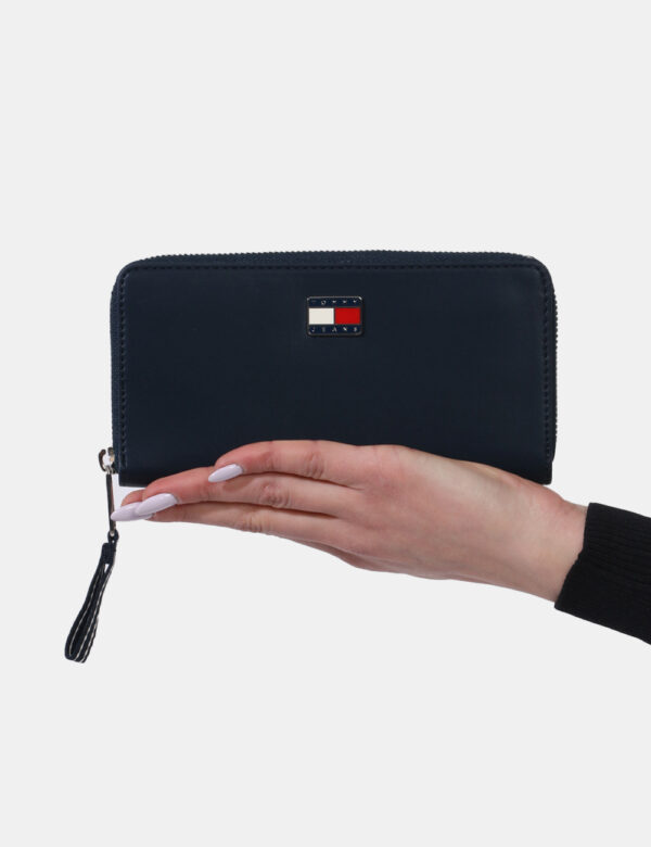 Portafogli Tommy Hilfiger Blu - Portafoglio di medie dimensioni in total blu navy. Presente unico scompartimento con chiusur